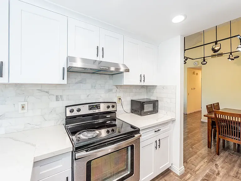 375 Stanford Ct — Photo 5