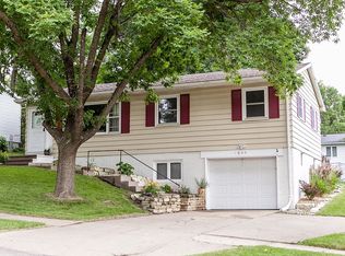 1643 S View Dr NW, Cedar Rapids, IA 52405