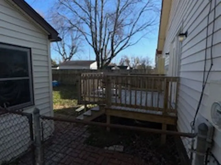 913 N Spring St — Photo 11