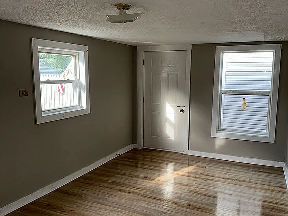 4th image of 315 W 8th St