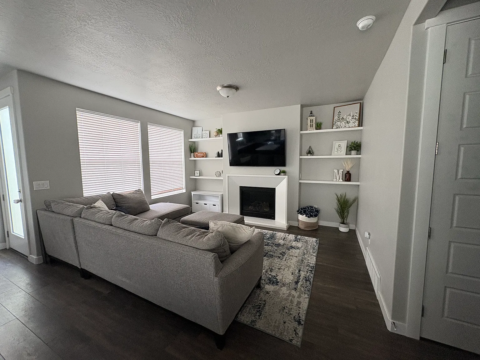5 bed, 3.5 bath, 2730 sqft, $3,250 — Photo 2