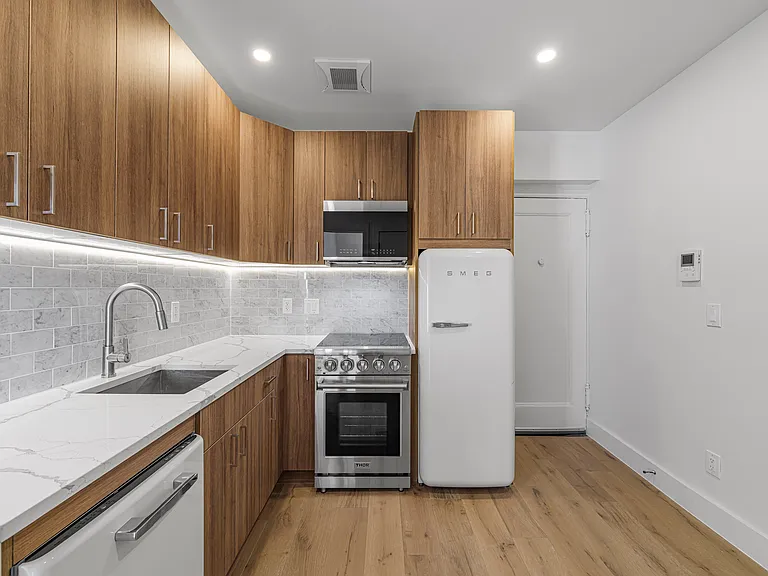 82-86 W Washington Pl #1F — Photo 3