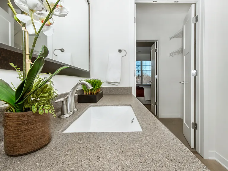 Wells Street Station Apartments Bathroom
