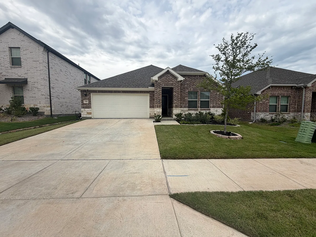 Building Photo - 706 Easthill Dr