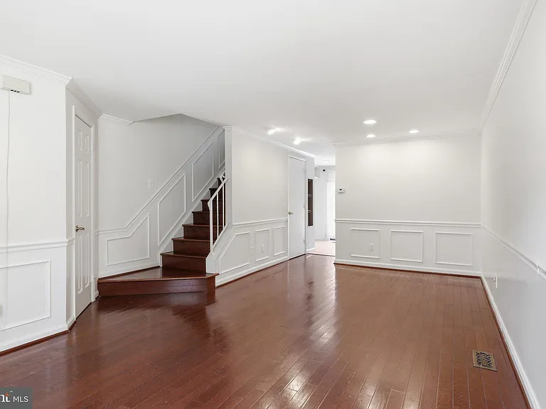 9504 Dunbrook Ct — Photo 4