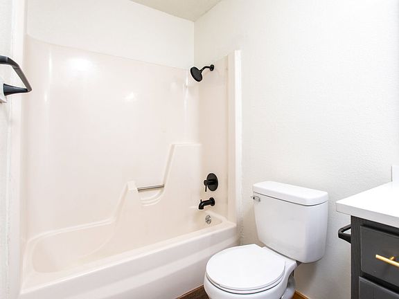 5th image of 338 N Lorraine Ave #202
