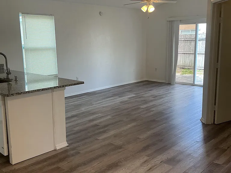 1044 Winterberry Ln — Photo 14