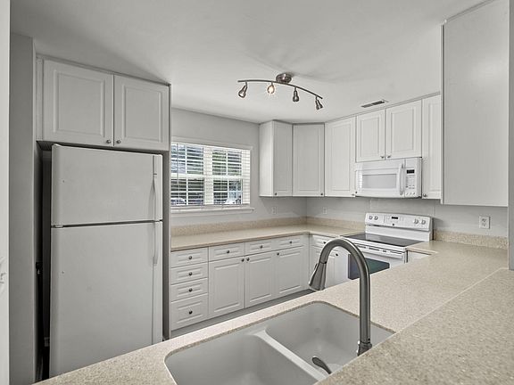 5th image of 301 Sunnyside Way