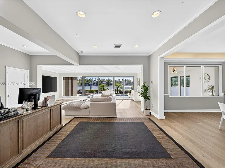 460 W Dilido Dr — Photo 8