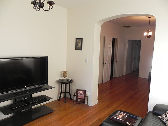 5th image of 2525 N Maplewood Ave