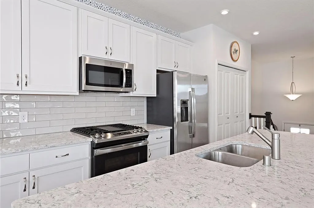 3 bed, 2336 sqft, $3,200 — Photo 3