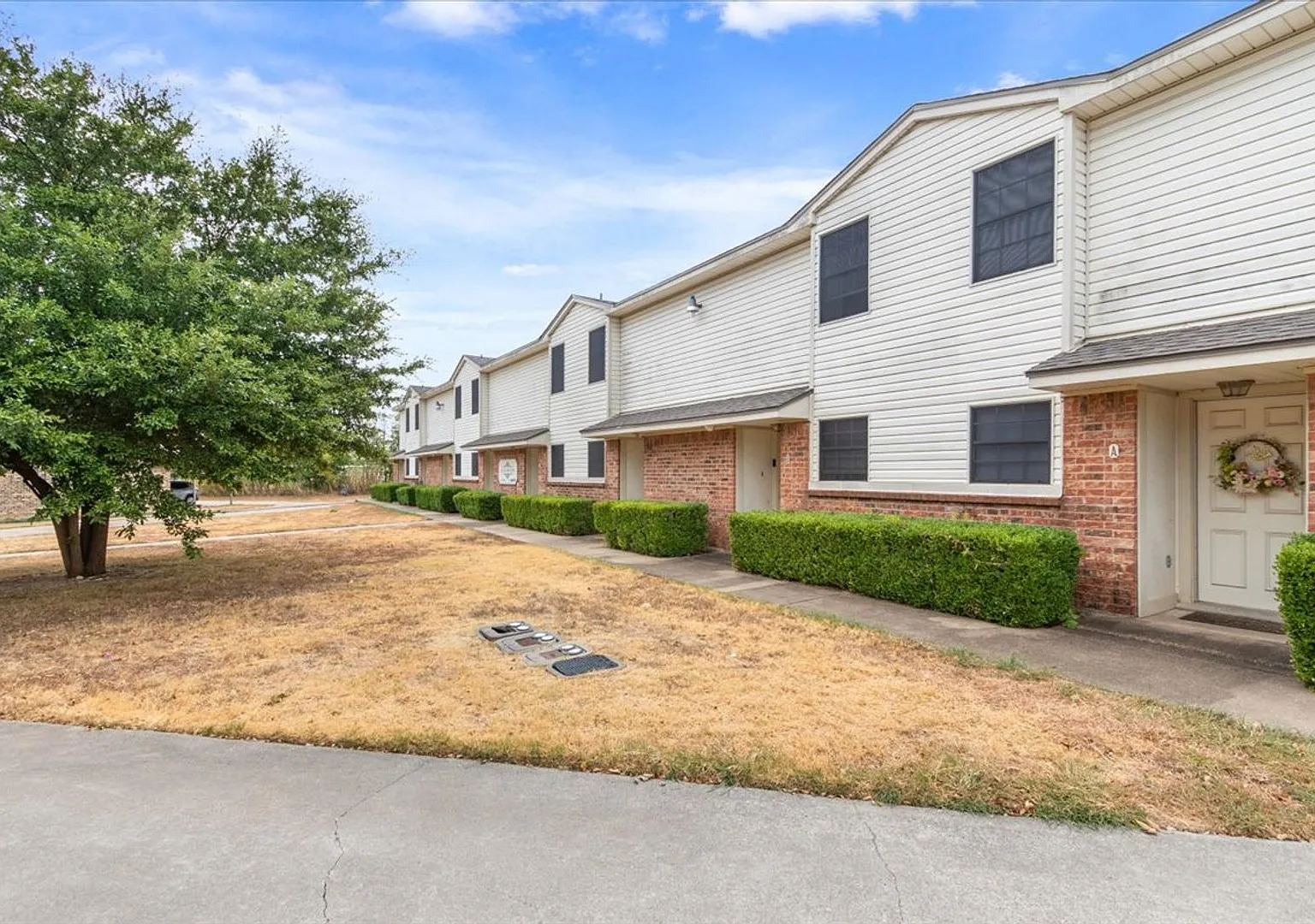 Townhome *Leasing Special Available* — Photo 4