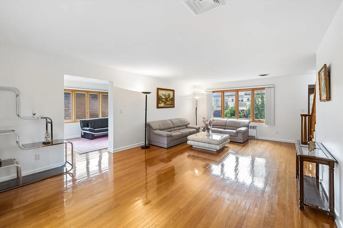 5 bed, 2.5 bath, $6,000 — Photo 3