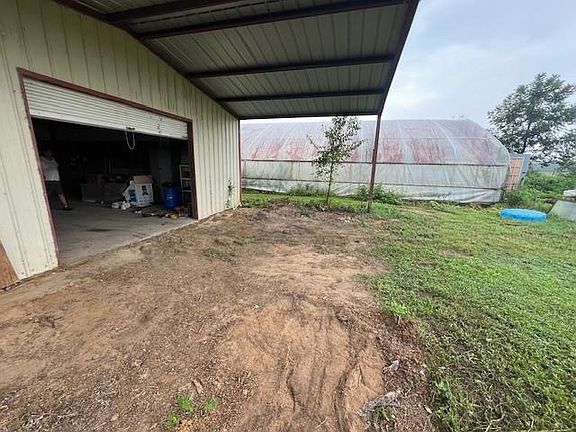2nd image of 1000 Honeysuckle Rd