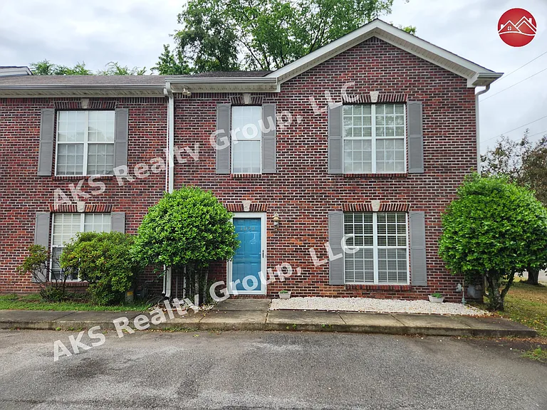 1090 Thompson Rd — Photo 1