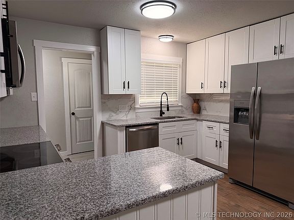 5th image of 2516 Dakota Ave