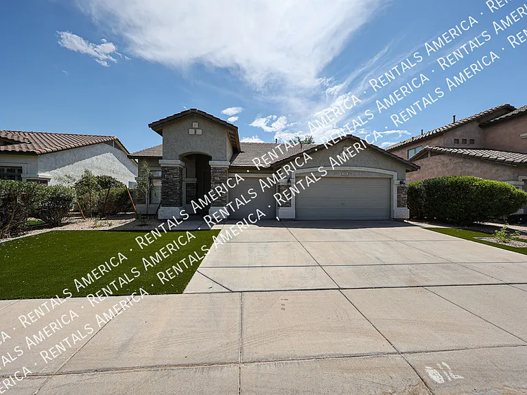 2211 W Olive Way — Photo 2