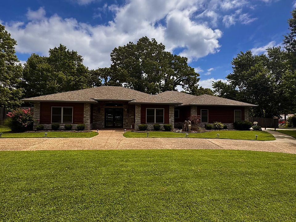 1st image of 723 Lakeview Dr