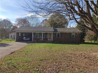 129 Hinshaw Ave, Yadkinville, NC 27055