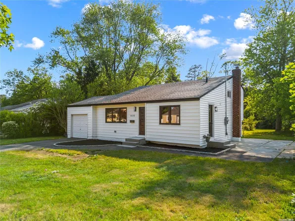 1570 N Gardiner Drive, Bay Shore, NY 11706