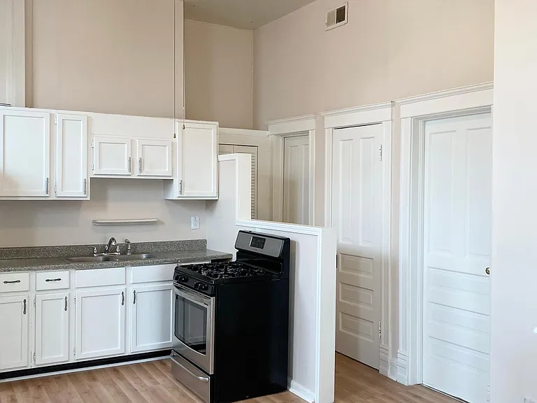 1634 W Addison St #1 — Photo 4