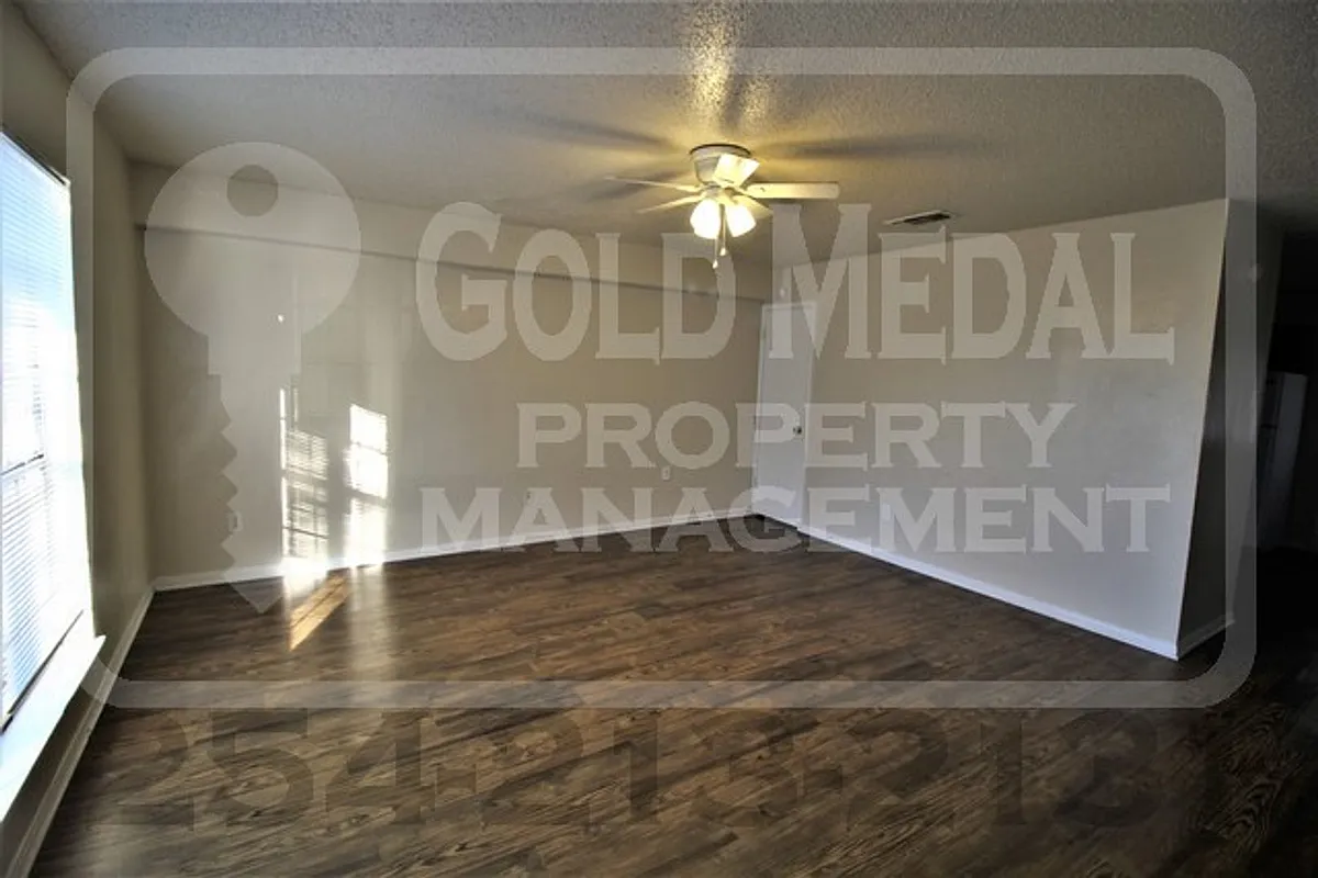 Building Photo - 1803 Cedarhill Dr