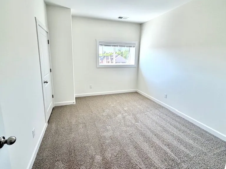 4871 Chatelet Dr — Photo 8