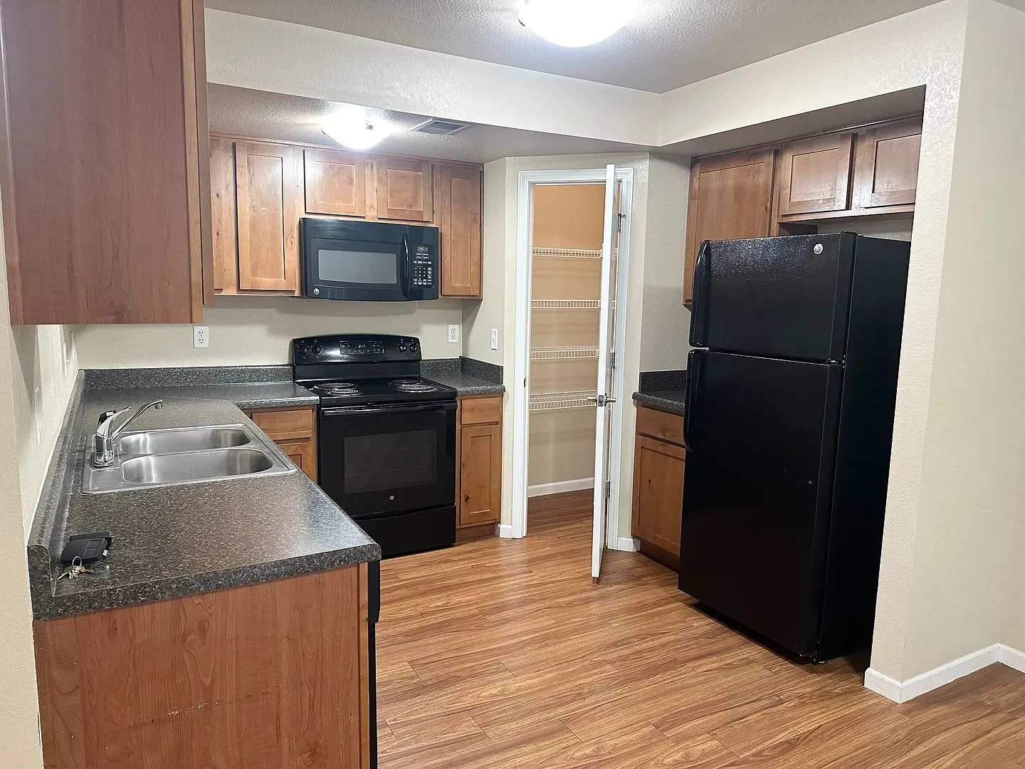 Sallee REI Greystone 4 plex 1517 - 1523 Erin — Photo 4
