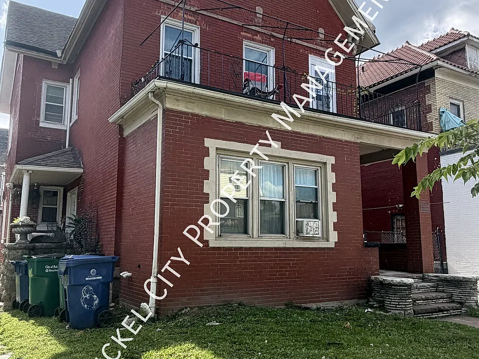 856 Niagara St #UPPER REAR