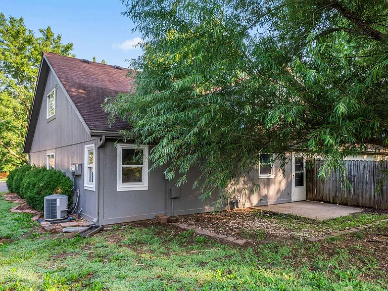 1322 N Harvey Dr — Photo 28