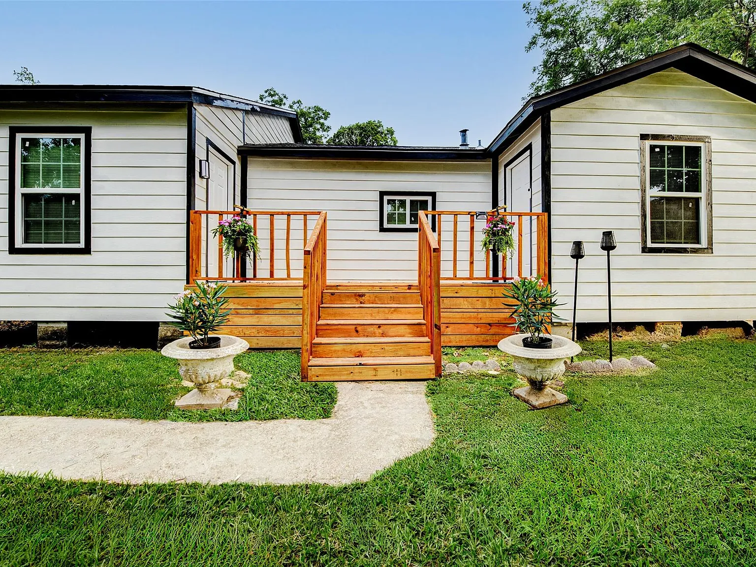 3 bed, 2.0 bath, 1638 sqft, $2,300 — Photo 3