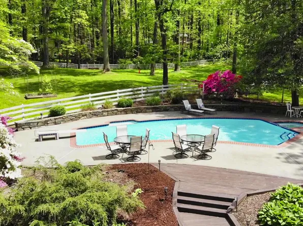 12505 Chronical Dr, Fairfax, VA 22030