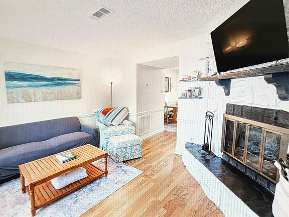 3rd image of 118 Wellington Pl #118