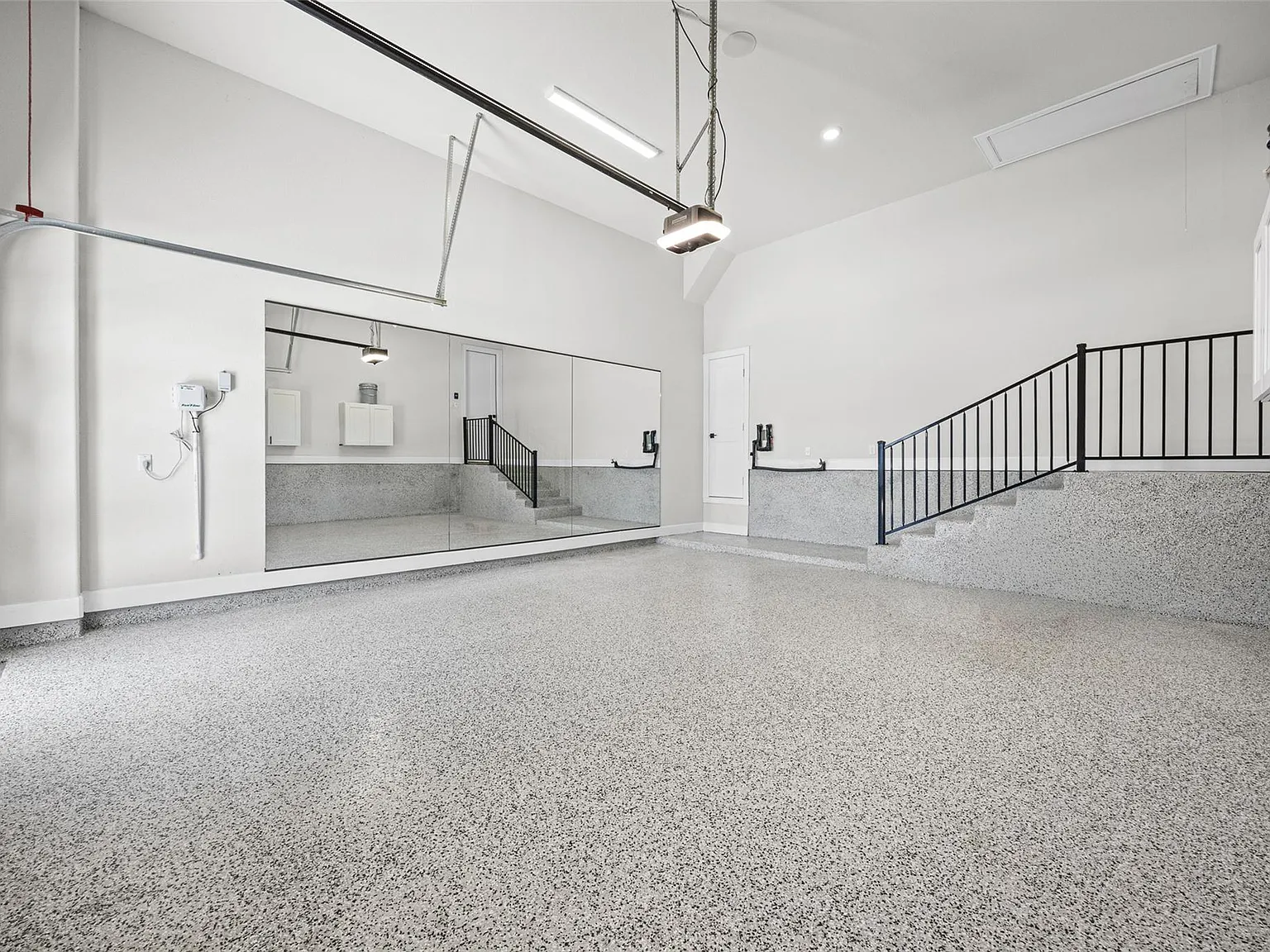 3 bed, 2.0 bath, 1852 sqft, $2,500 — Photo 2