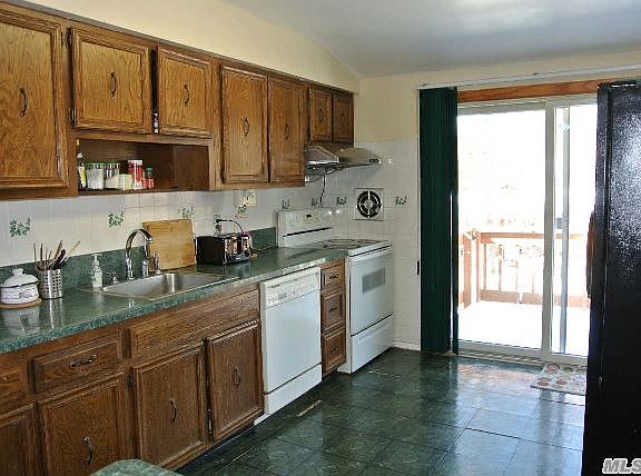 3rd image of 8 Montauk Pl