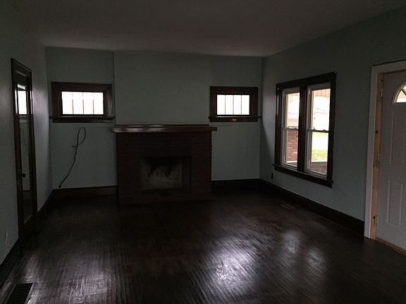 Beautiful natural hardwood floors, refinished. Decorative Fi