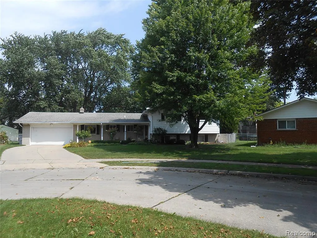 22688 Maple Ct photo 1