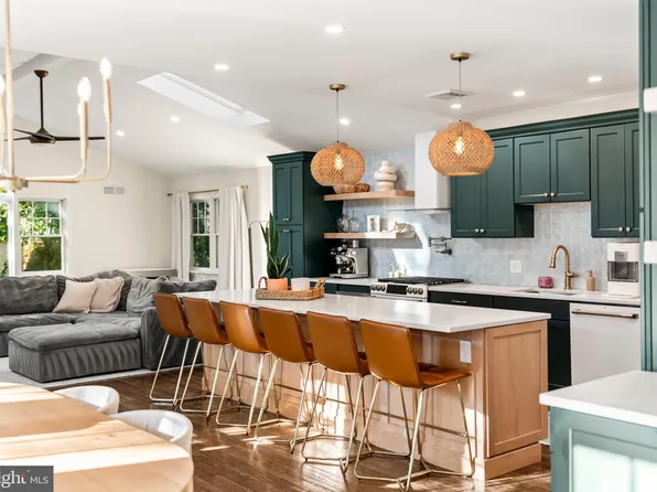 28 E Benedict Ave, Havertown, PA 19083