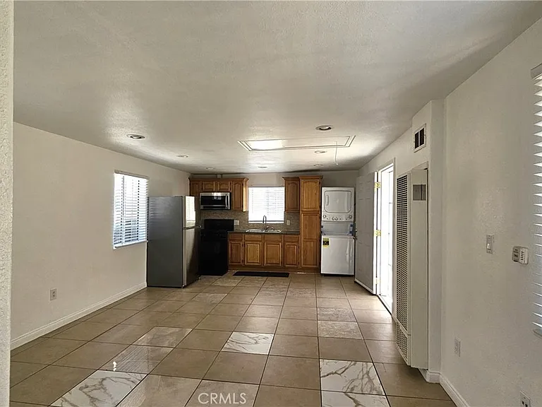 656 W 21st St — Photo 6