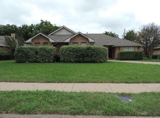 306 Roundabout Dr, Midlothian, TX 76065