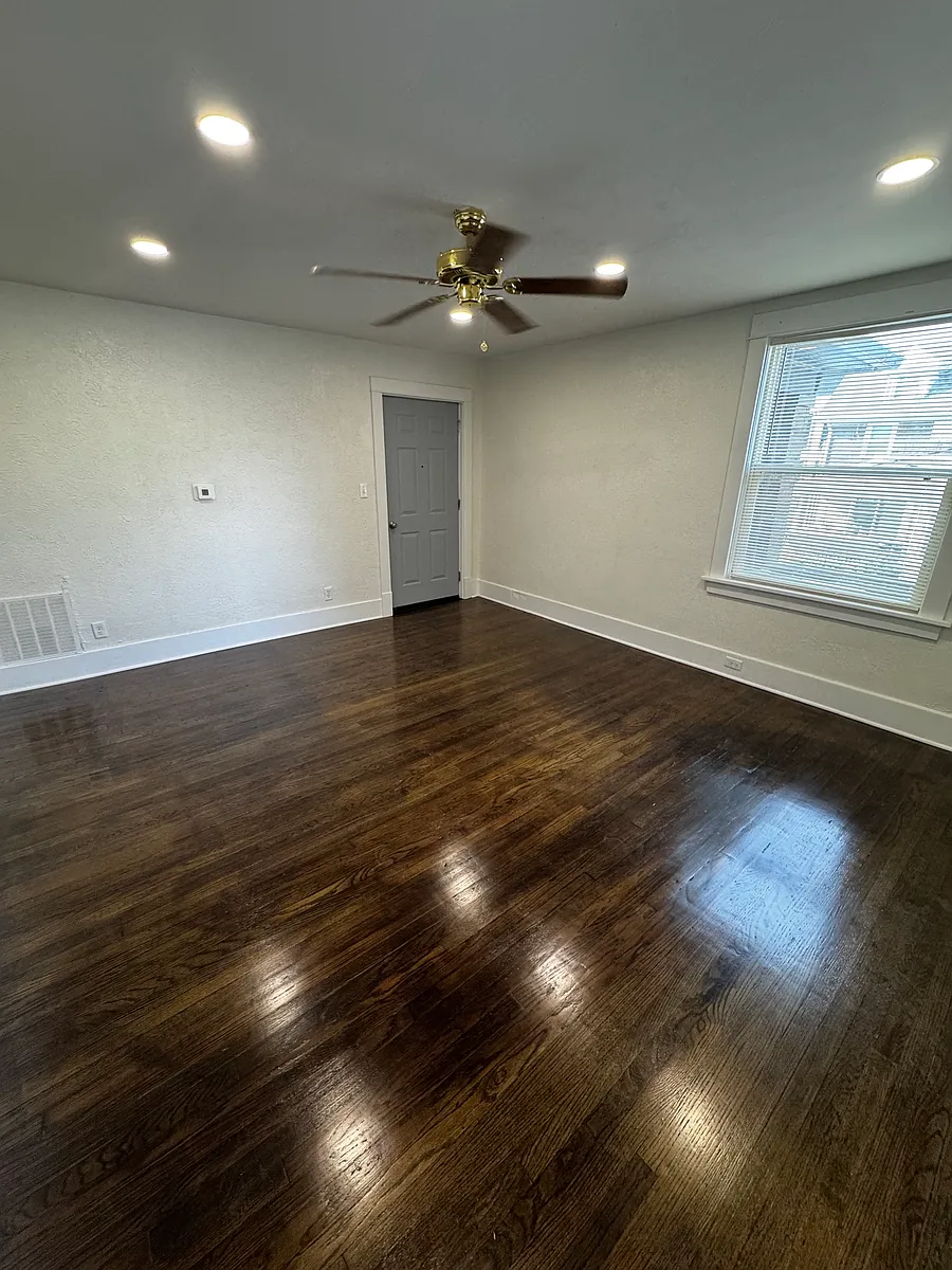Building Photo - 913 Forest Ave #1