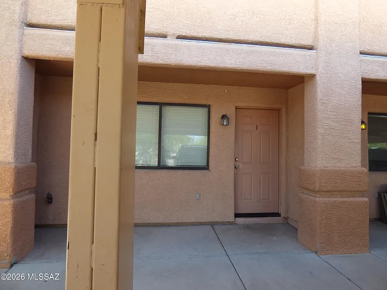 1077 N Riverside Dr #1 — Photo 2