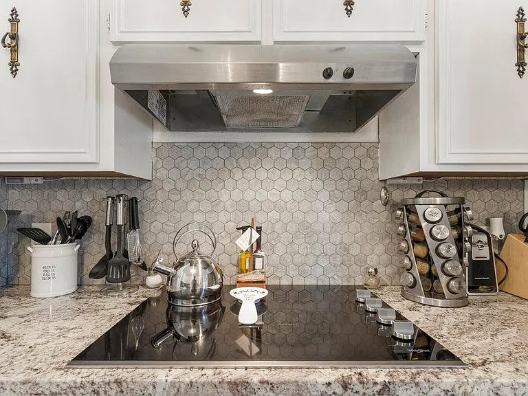 E 63rd Pl — Photo 18