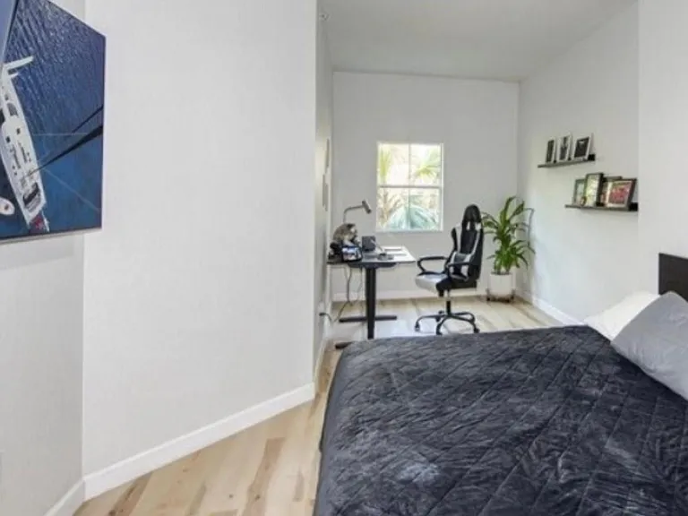 2402 W Azeele St — Photo 4