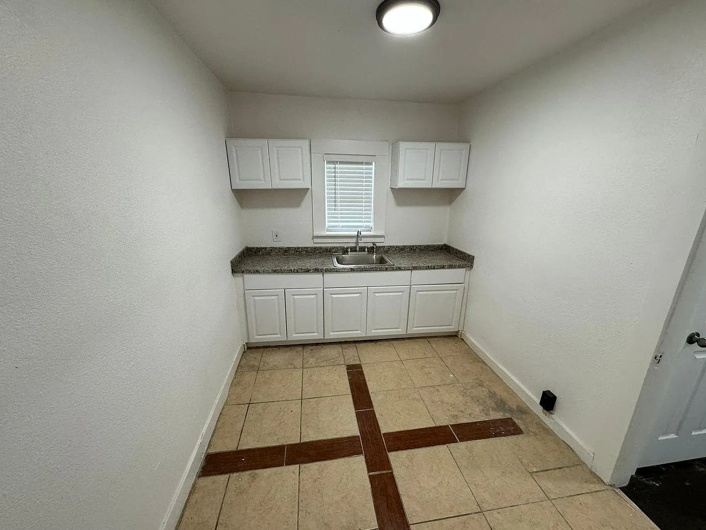 2 bed, 1.0 bath, 4268 sqft, $825 — Photo 3