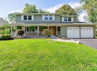 7489 Apache Ln, Liverpool, NY 13090