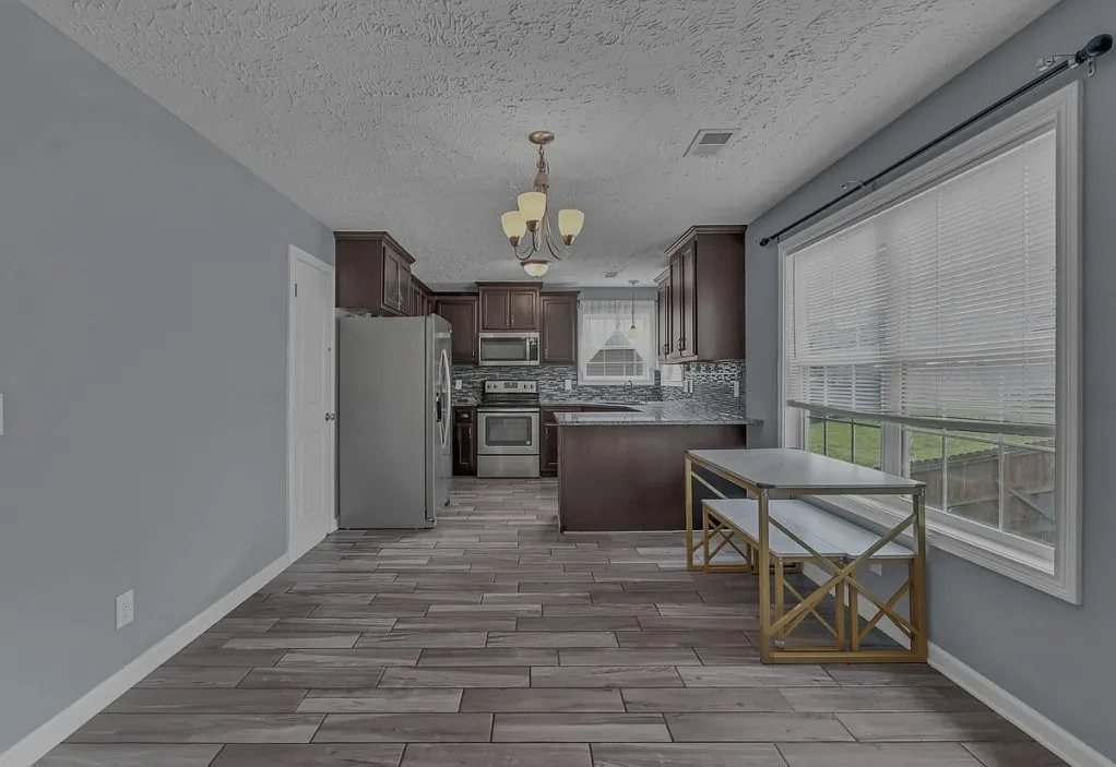 4 bed, 2006 sqft, $2,200 — Photo 3
