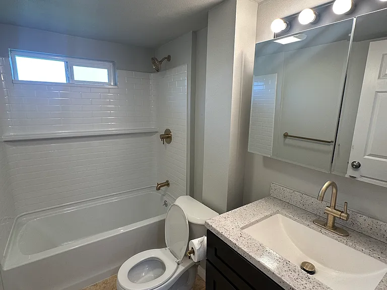 2339 Van Ness Ave #B — Photo 8
