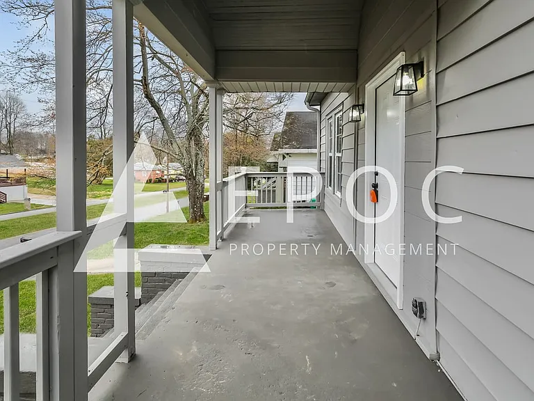 638 Wesley Dr — Photo 2