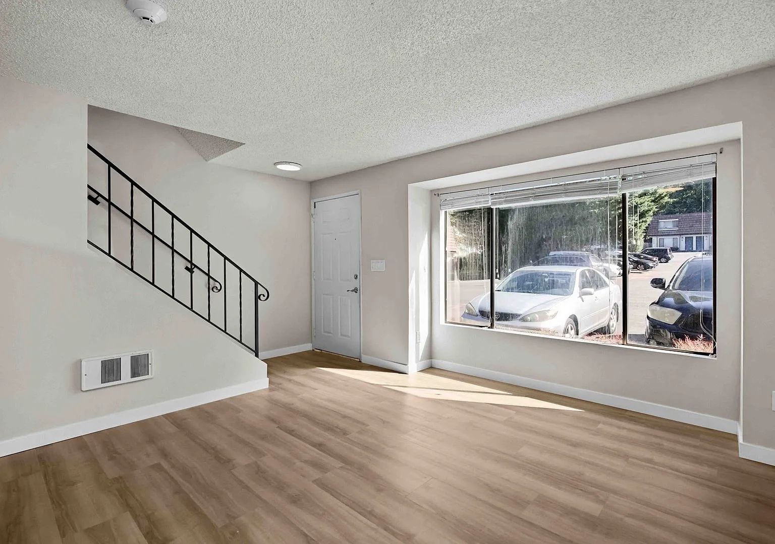 2-Bedroom Condo in Lynnwood — Photo 4